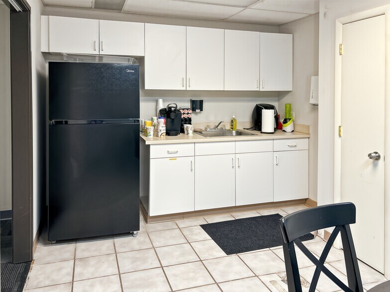 More Photos Of 2709-2715 Pontiac Lake Rd, Waterford Coworking Space
