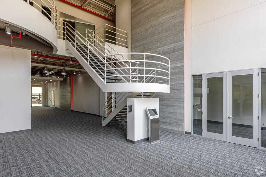 More Photos Of 400 E Royal Ln, Irving Unknown For Lease