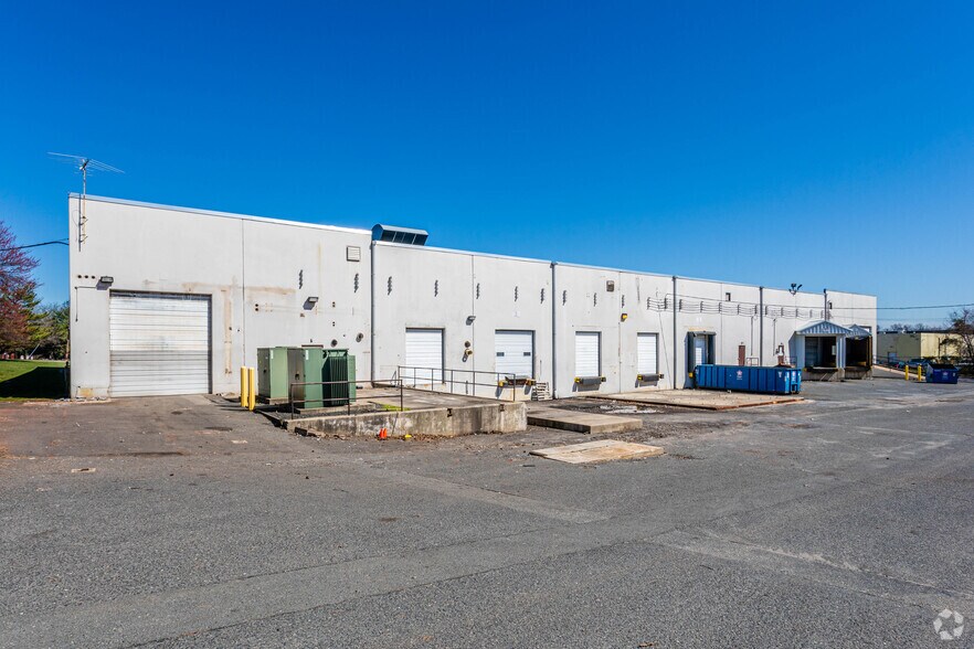 More Photos Of 3 Greek Ln, Edison Manufacturing For Lease