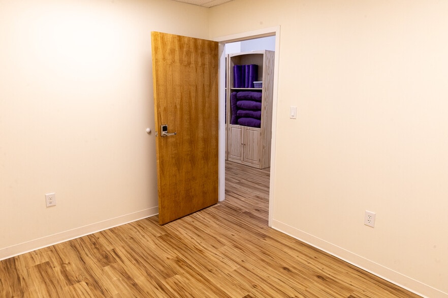 More Photos Of 7215 Ogden Business Ln, Wilmington Flex For Lease