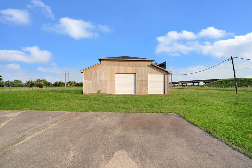 More Photos Of 205 E North Interstate 30 Service Rd, Cumby Showroom For Lease