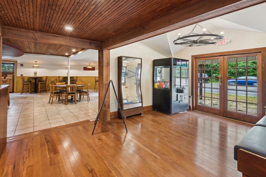 More Photos Of 2647 Montauk Hwy, Brookhaven Restaurant For Sale