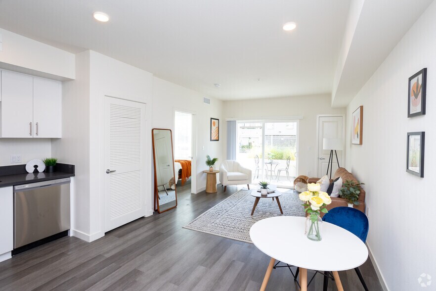 More Photos Of 10555 Bloomfield St, Toluca Lake Apartments For Sale