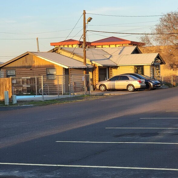 More Photos Of 711 2nd Ave SW, Quincy Hotel For Sale