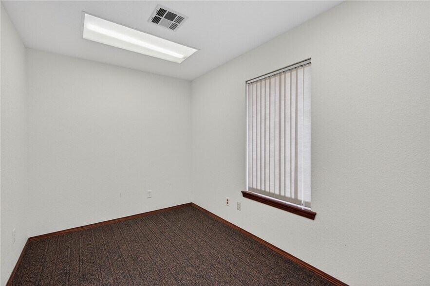 More Photos Of 706 W Broadway St, Spiro Medical For Sale