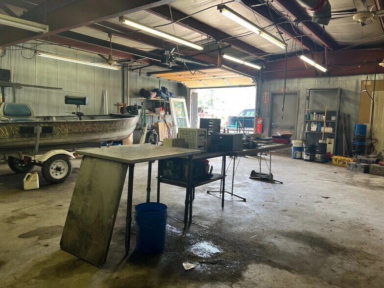 More Photos Of 206 Derby St, Pekin Flex For Sale