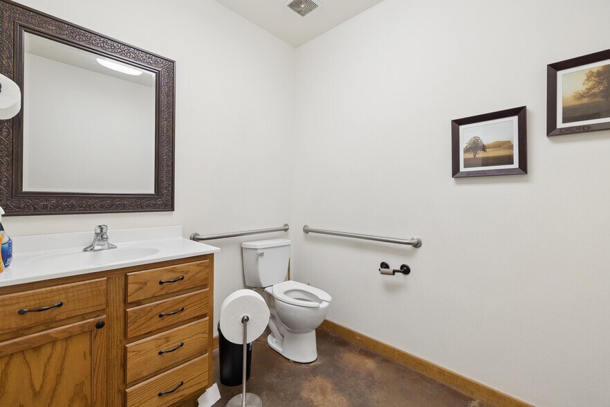 More Photos Of 1510 TX-135, Kilgore Warehouse For Sale