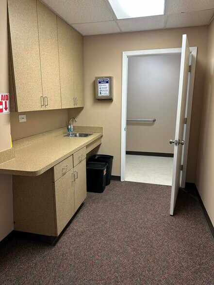 More Photos Of 2336 N Texas Ave, Pearland Medical For Lease