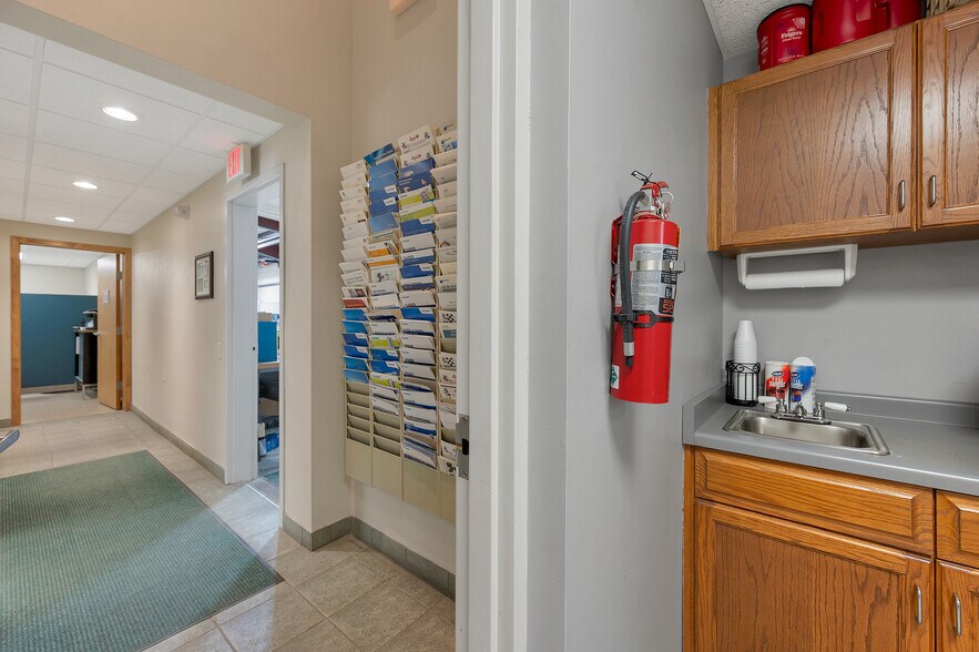 More Photos Of 1725 Suburban Dr, De Pere Manufacturing For Sale