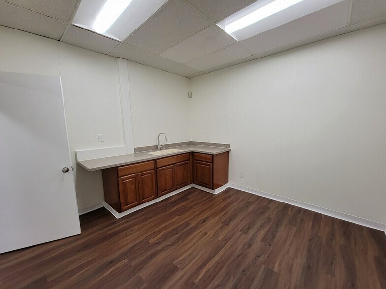 More Photos Of 11549 Old Perrin Beitel Rd, San Antonio Light Manufacturing For Lease