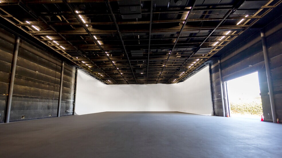 More Photos Of 13927 Saticoy St, Panorama City Movie Radio TVStudio For Lease