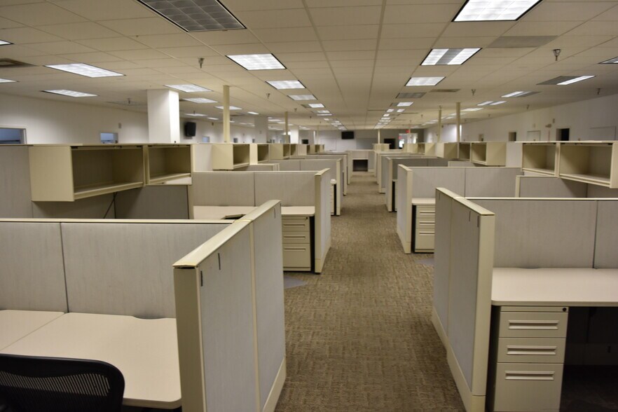 More Photos Of 2400 118th Ave N, Saint Petersburg Manufacturing For Sale