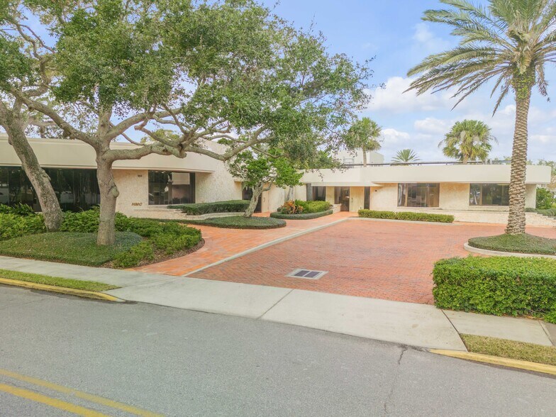 More Photos Of 100-104 Riverside Dr, New Smyrna Beach Office For Sale