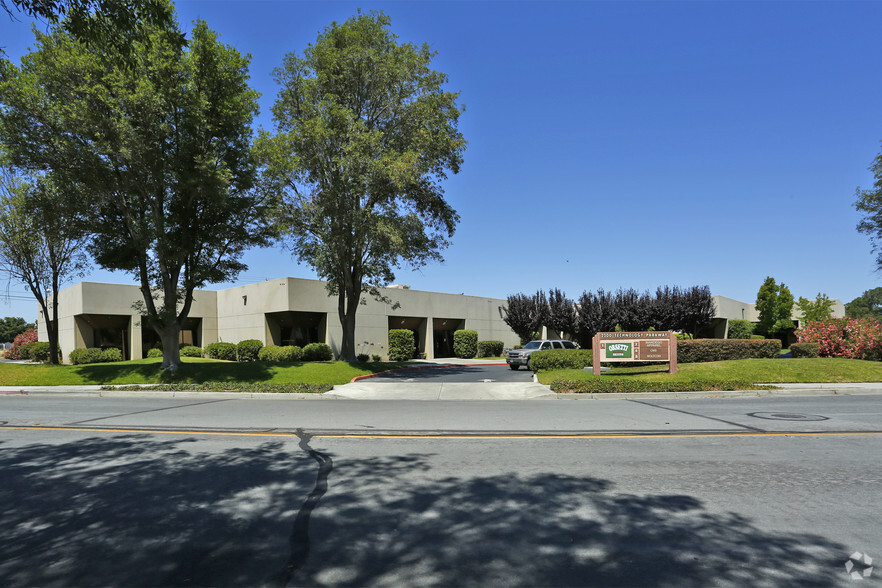 Primary Photo Of 2300 Technology Pky, Hollister Light Manufacturing For Lease