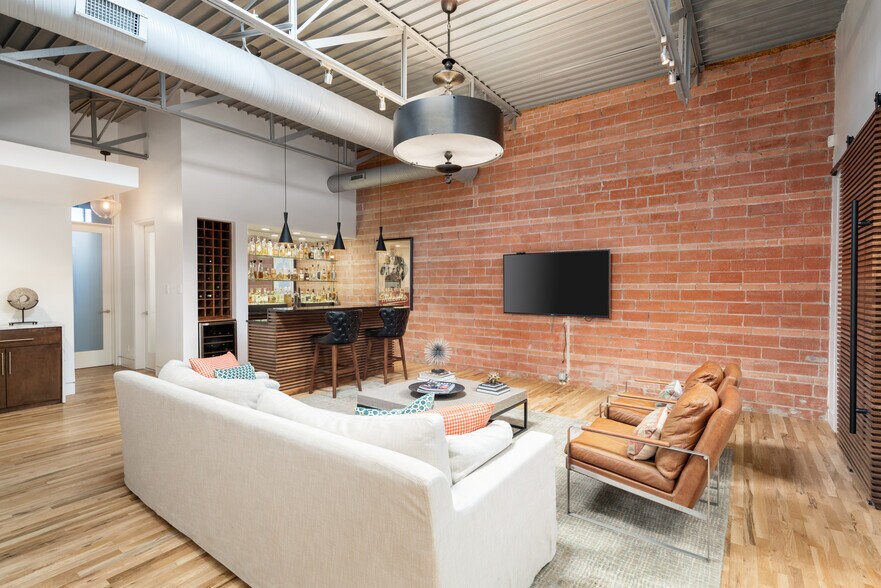 More Photos Of 127 Pittsburg St, Dallas Loft Creative Space For Lease