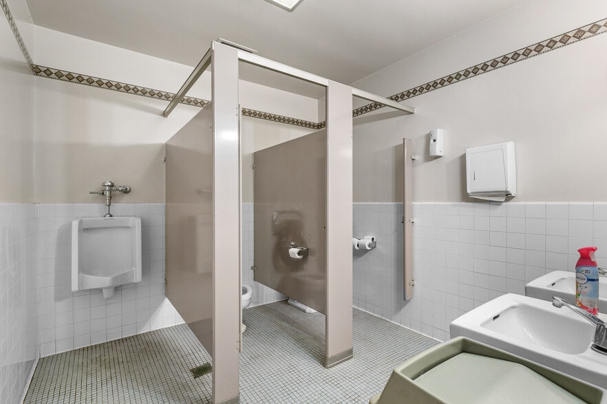 More Photos Of 1000 N Brand Blvd, Glendale Unknown For Lease