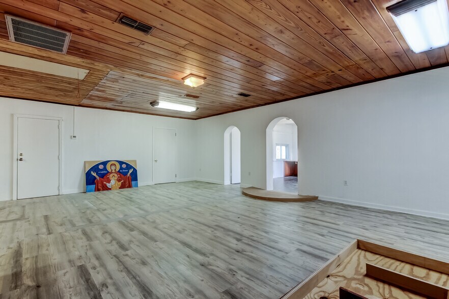More Photos Of 4539 Mile Stretch Dr, Holiday Office For Sale
