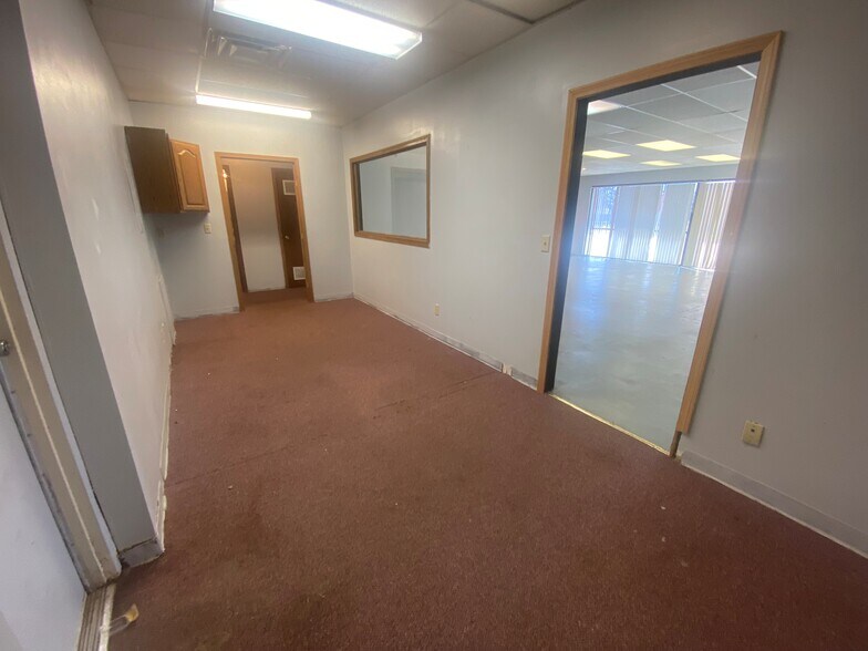 More Photos Of 1650 S Meridian Ave, Wichita Office For Lease