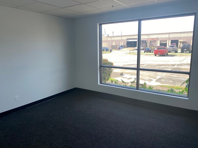 More Photos Of 10450 Corporate Dr, Sugar Land Manufacturing For Sale
