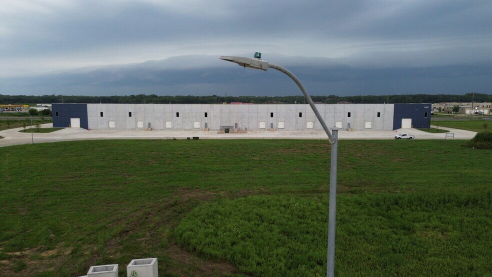 More Photos Of 3460 Marnie Ave, Waterloo Manufacturing For Lease