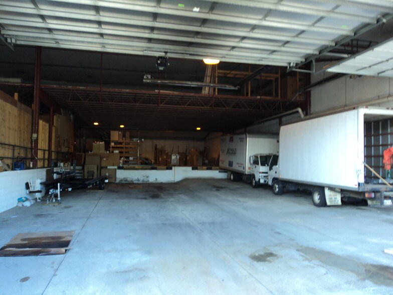 More Photos Of 260 Victoria Rd, Youngstown Warehouse For Lease