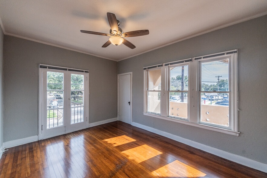 More Photos Of 403 W Hollywood Ave, San Antonio Apartments For Sale