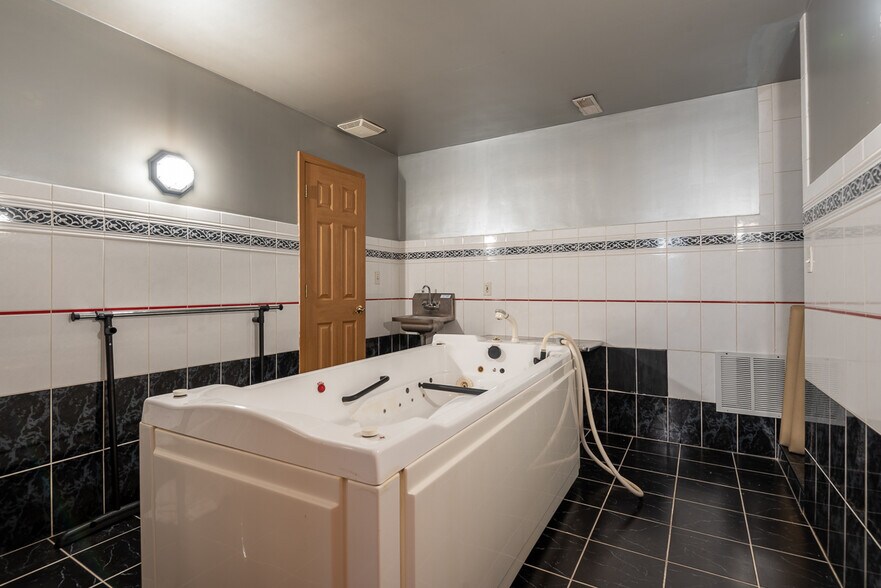 More Photos Of 2150 W 95th St, Chicago Storefront Retail Office For Sale