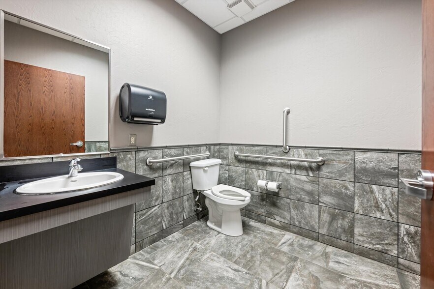 More Photos Of 12400 S Sunnylane Rd, Moore Manufacturing For Lease