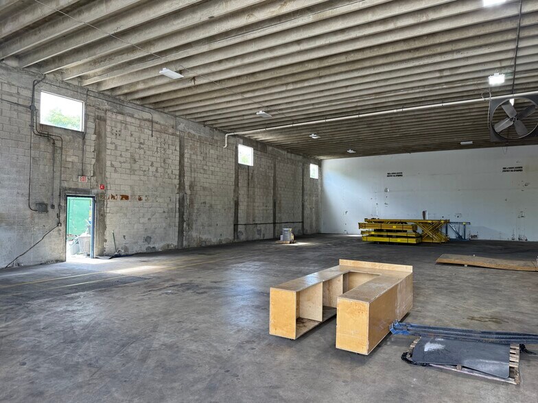 More Photos Of 3308 W 45th St, West Palm Beach Showroom For Lease
