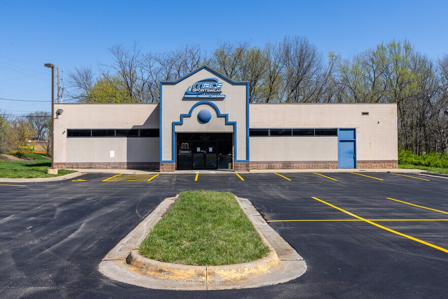 More Photos Of 8445 N Main St, Kansas City Freestanding For Lease