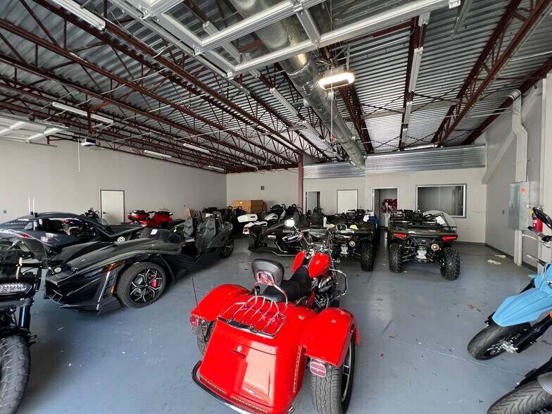 More Photos Of 6 Gateway Blvd W, Savannah Auto Dealership For Lease