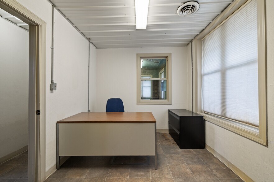 More Photos Of 922 W Fourth St, Mansfield Warehouse For Lease