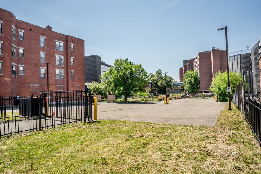 More Photos Of 29 Main St, Hartford Office Residential For Sale