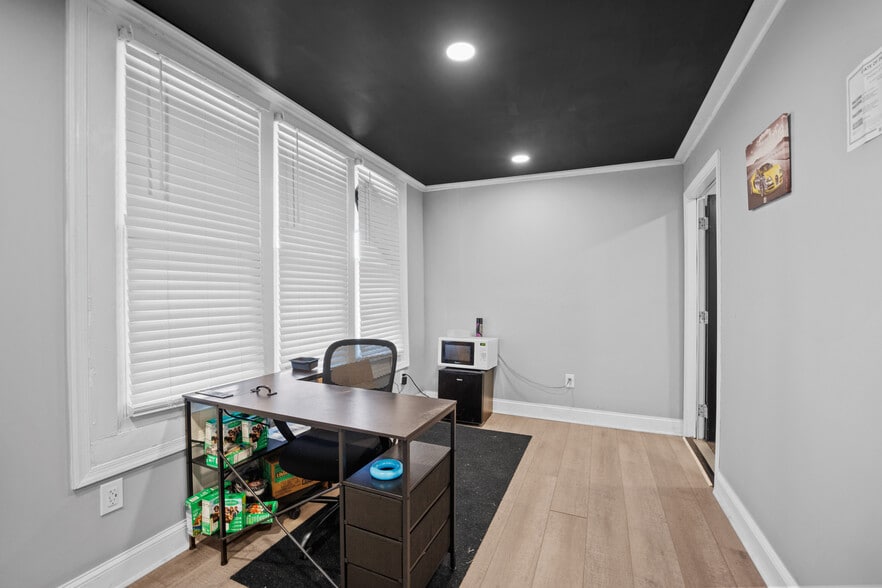 More Photos Of 2516-2518 N Dupont Pky, Middletown Freestanding For Sale