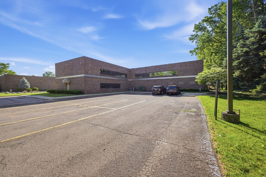 More Photos Of 15360 S Commerce Dr, Dearborn Office For Sale