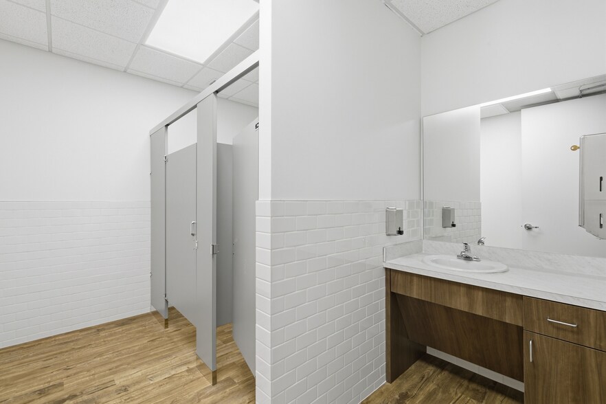 More Photos Of 611 Choctaw Ln, Katy Distribution For Lease