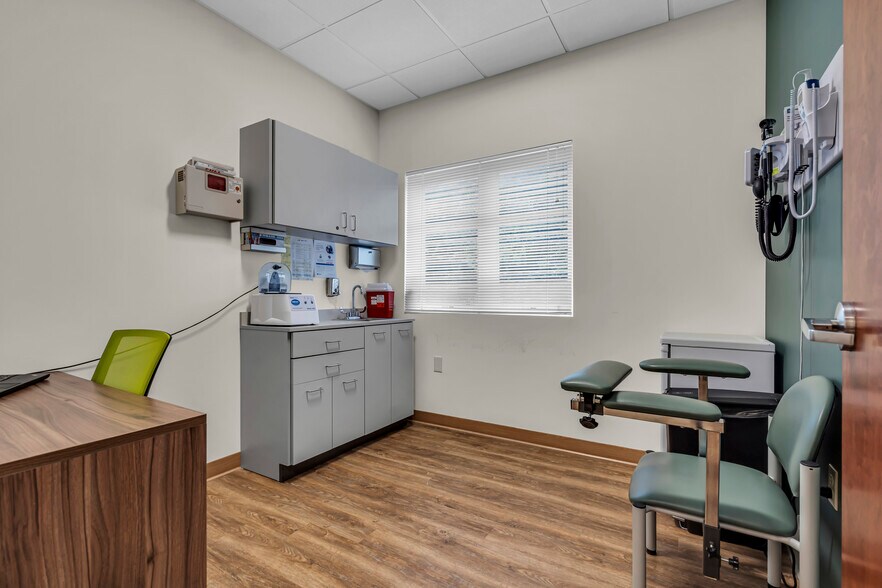 More Photos Of 500 Park Ave, Manalapan Township Medical For Lease
