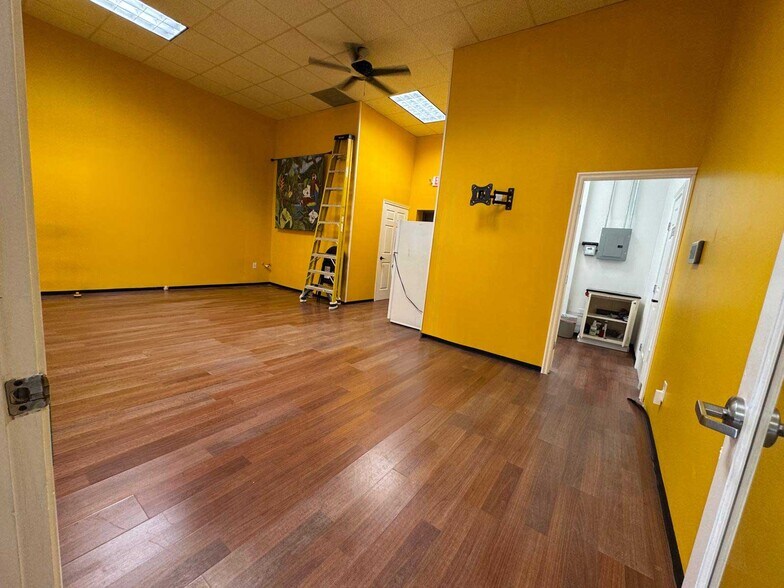 More Photos Of 12916 Malcomson Rd, Houston Storefront For Lease