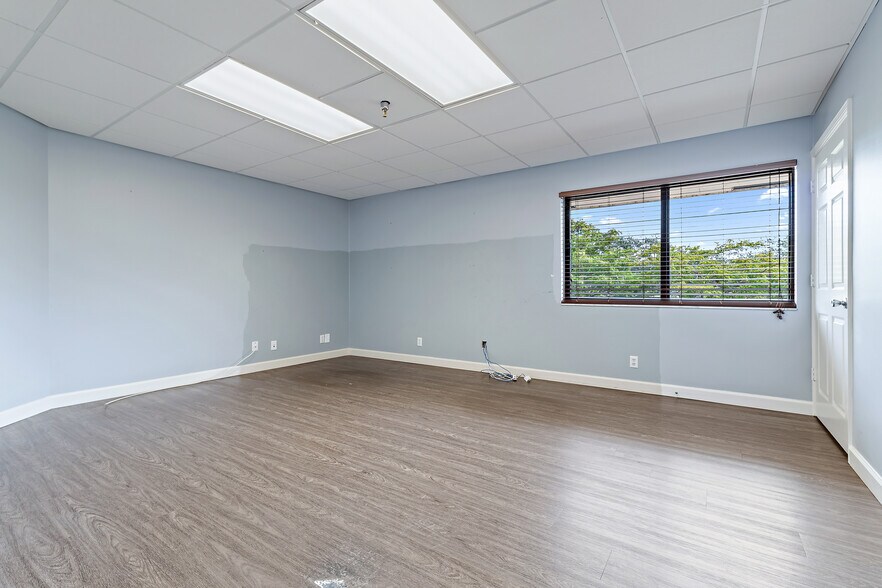 More Photos Of 400 Executive Center Dr, West Palm Beach Medical For Sale