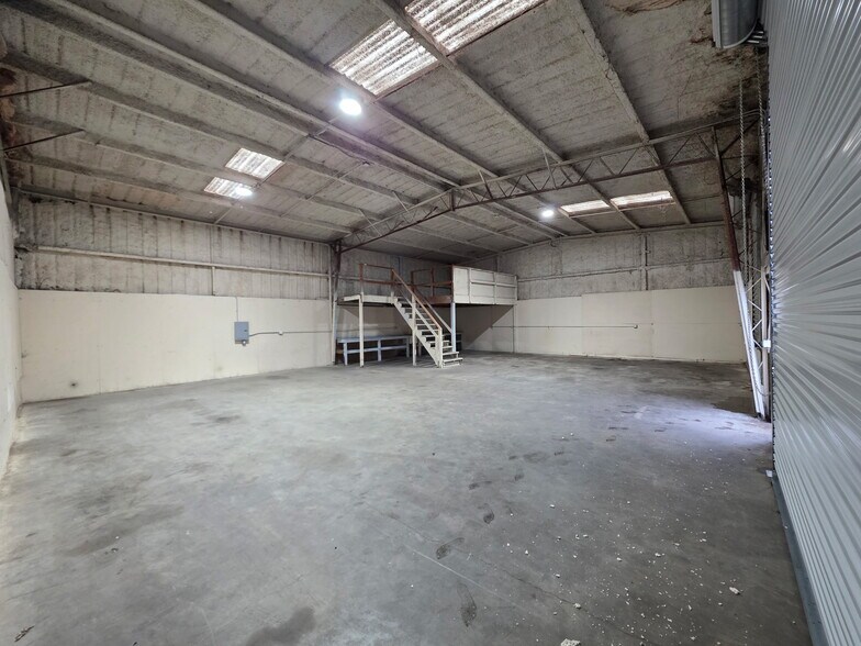 More Photos Of 1221 Post Rd, Oakdale Warehouse For Lease