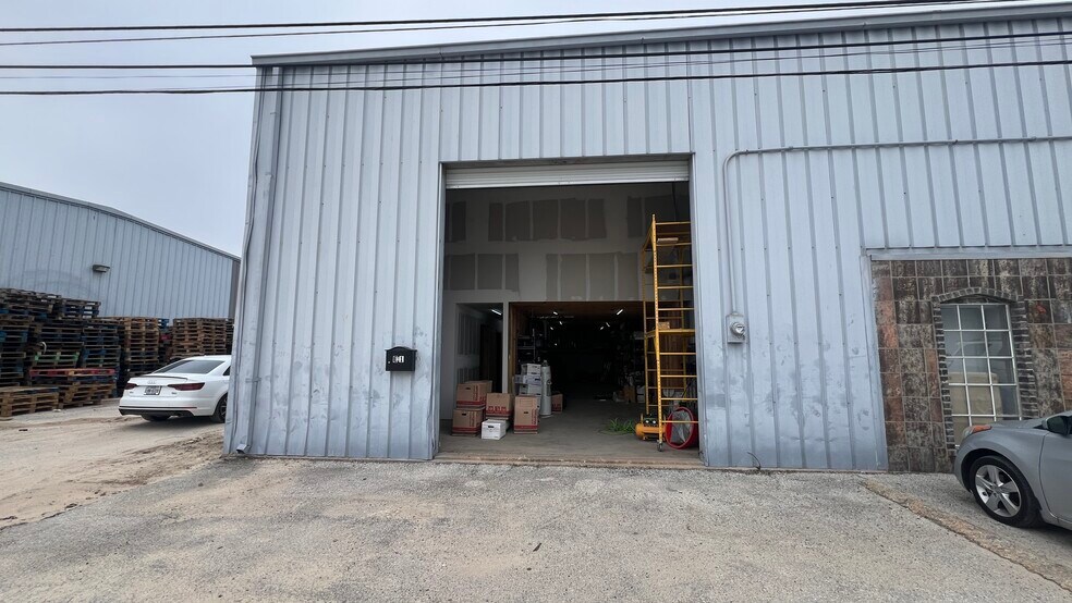 More Photos Of 8918 Spring Branch Dr, Houston Unknown For Lease