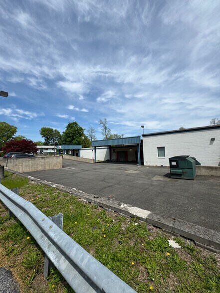 More Photos Of 195 Hudson St, Cornwall-on-Hudson Distribution For Lease