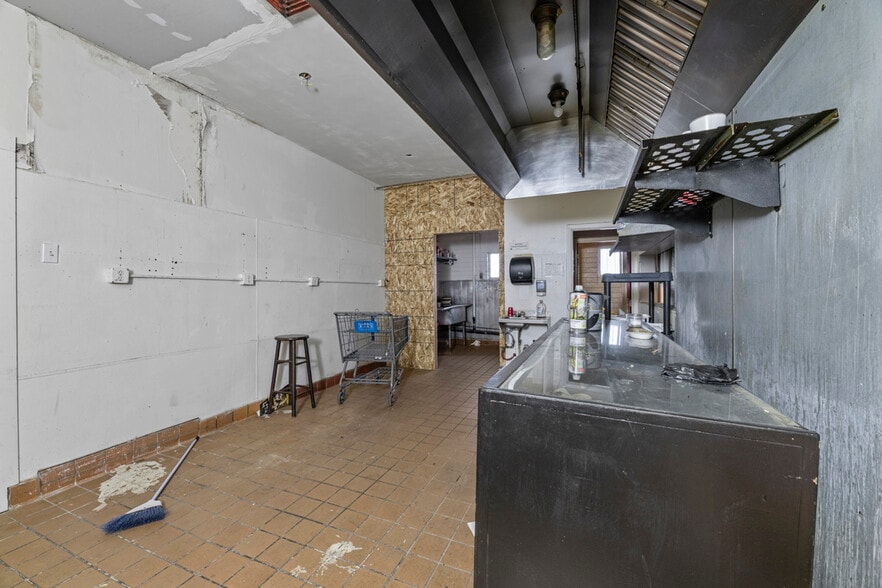 More Photos Of 603 S Riverside Ave, Medford General Retail For Sale