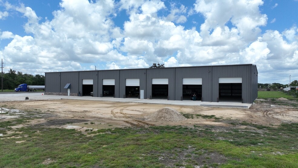 More Photos Of 7385 Fannett Rd, Beaumont Industrial For Lease
