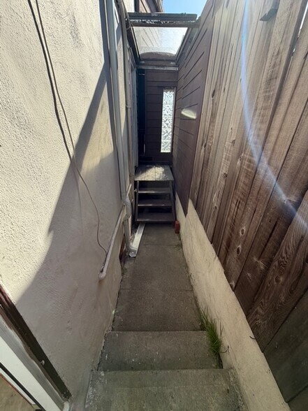 More Photos Of 653 Ramona Ave - Office/Live-Work, Laguna Beach Office For Lease