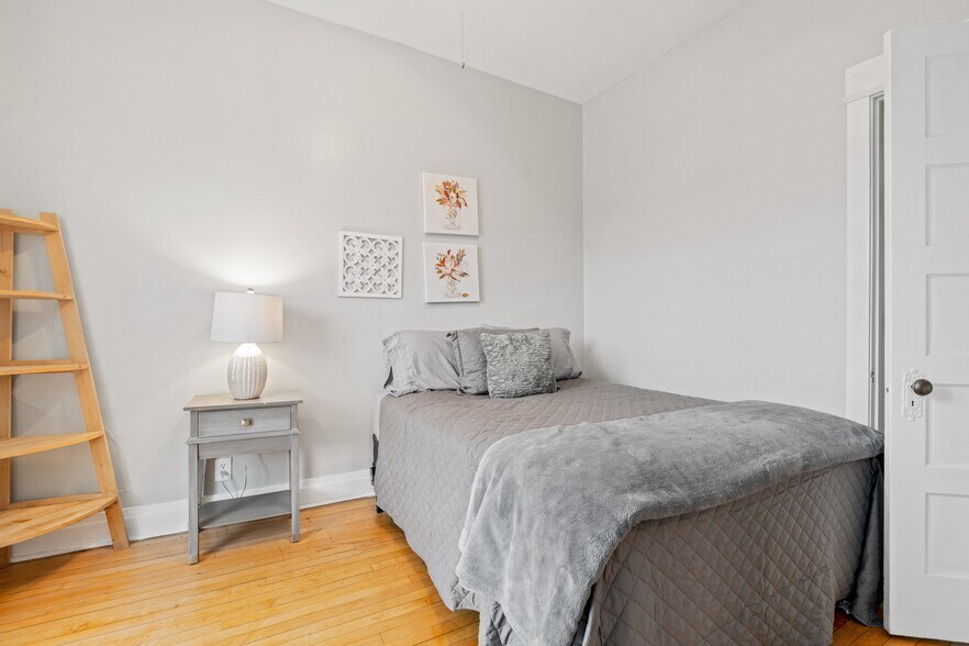 More Photos Of 3801-3809 N Clark St, Chicago Restaurant For Sale