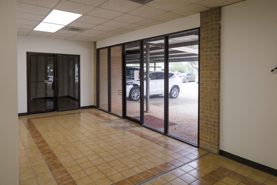 More Photos Of 301-305 S Pioneer Dr, Abilene Office For Lease
