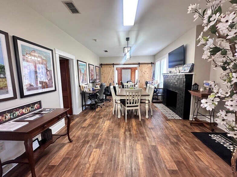 More Photos Of 1924 Crockett Rd, Palestine Office For Sale