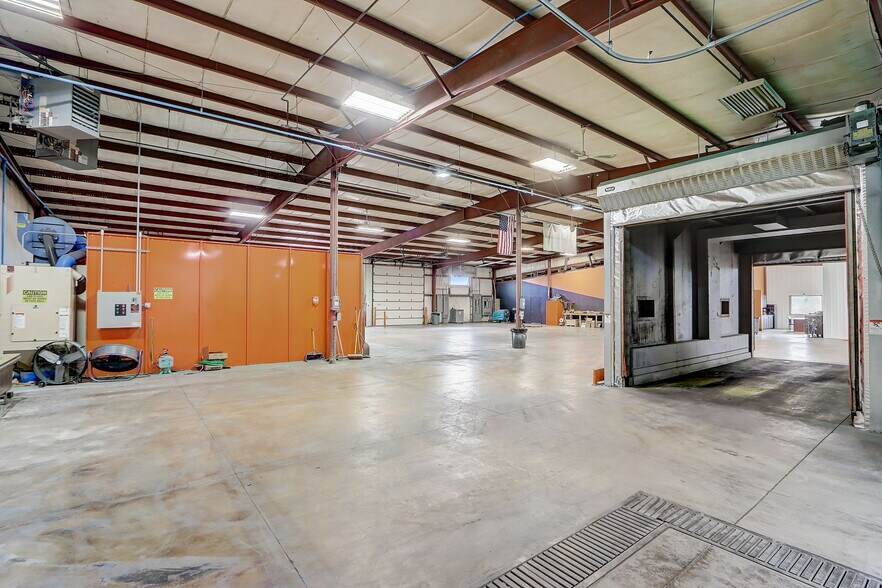 More Photos Of 860 N Parkway St, Jefferson Warehouse For Sale