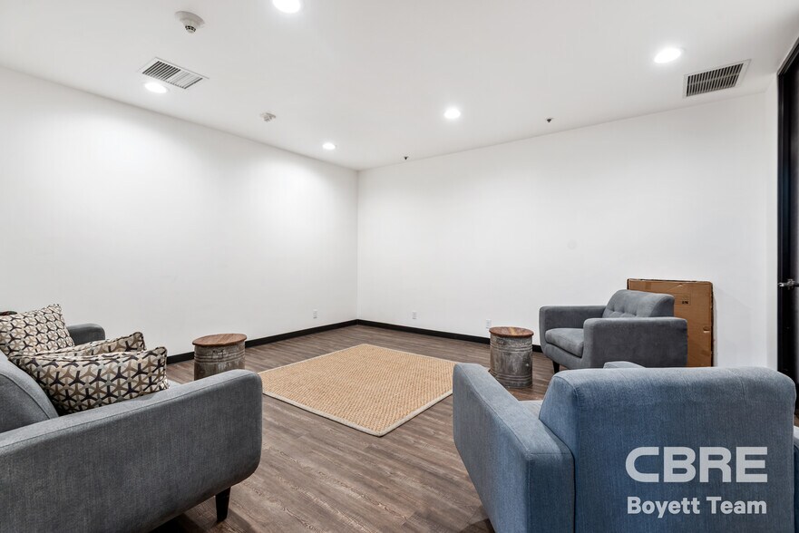 More Photos Of 26025 Mureau Rd, Calabasas Office For Sale